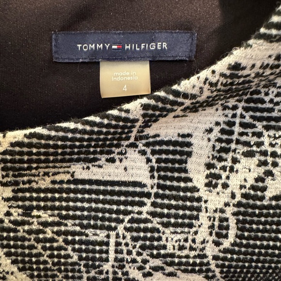 Tommy Hilfiger dress with flared sleeves, Size 4 - Picture 4 of 5